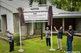 Direktur Utama PT Semen Padang Indrieffouny Indra resmikan kantor Perkumpulan Keluarga Pensiunan Semen Padang (PKPSP) di Komplek PT Semen Padang L.150 Nomor 12, Rabu (10/7/2024).