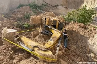 Satu unit eskavator yang tertimbun longsor akibat longsor di lokasi tambang galian tanah di Padang Pariaman. (ist)