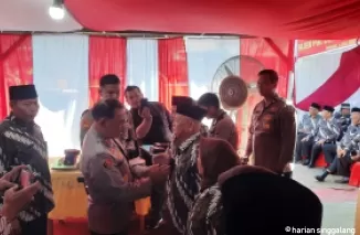 Kapolda Sumbar, Irjen Polisi Suharyono memasangkan tanda jasa pada pensiunan Polri dalam rangka HUT ke-25 PP Polri Cabang Padang, Rabu (3/7) di Lolong, Padang.ist