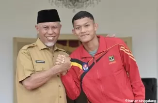 Gubernur Mahyeldi saat menerima Kiper Terbaik Piala AFF U-19 2024, Ikram Alghifari di Auditorium Gubernuran Sumbar.Ist