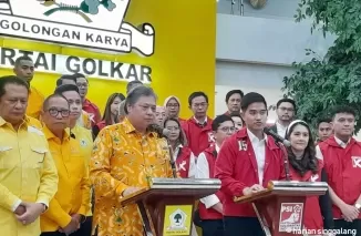 Ketua Umum Partai Golkar Airlangga Hartarto bersama Kaesang Pangarep. (Foto: Kabar24 - Bisnis.com)