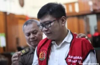 Anak Anggota DPR yang dituntut 12 tahun penjara atas kasus dugaan pembunuhan pacarnya Gregorius Ronald Tannur kini divonis bebas. (Foto: CNN)
