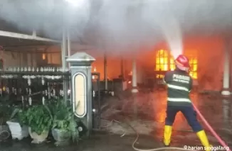Kebakaran Melanda Rumah dan Dua Sepeda Motor di Komplek Rahaka di Padang