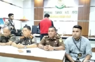 Kepala Kejaksaan Negeri Agam Burhan, SH, MH, didampingi Kasi Pidsus Riki Supriadi, SH dan lainnya saat jumpa pers kasus korupsi pembangunan gedung layanan Perpustakaan Kabupaten Agam di kantor kejaksaan setempat, Senin (29/7). (foto: Mursyidi)