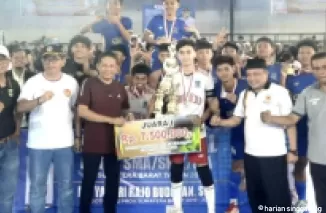 Anggota DPRD Sumbar, Evi Yandri Rj Budiman menyerahkan hadiah utama pada tim futsal SMAN 14 Padang usai menumbangkan SMAN I Lubuk Alung.Ist