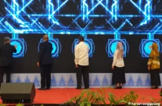 Asisten II Setdaprov Sumbar, Arry Yuswandi (tengah) mewakili Gubernur Sumbar membuka Rakernas II Aslabkesda di Padang, Rabu (10/7).ist