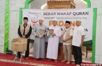 Penyaluran bantuan mushaf Al-Quran dari LAZ Al-Hilal dan GIS Peduli kepada kaum muslimin Sumbar yang difasilitasi Paguyuban Warga Sunda Sumatera Barat. ist