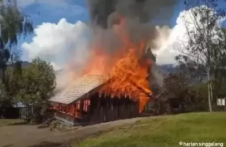 Organisasi Papua Merdeka (OPM) membakar Gedung SD Okbab di Pegunungan Bintang, Papua Pegunungan. (Foto: VOA)