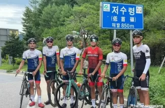 TC KORSEL- Khalifatul Umar Sidiq (4 dari kiri) atlet balap sepeda Sumbar yang sudah mulai jalani TC di World Cycling Centre di Korea Selatan. (ist)