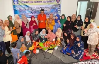 Pelatihan mendaur ulang sampah plastik oleh tim PKM Fakultas Ekonomi dan Bisnis Universitas Negeri Padang bagi anggota KWT Villa Madani, Sabtu (27/7). (mes)