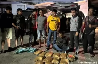 Timsus Ditresnarkoba Polda Sumbar berhasil mengamankan pelaku berikut dengan barang bukti 16 kilogram ganja kering yang akan diedarkan di Bukittinggi.