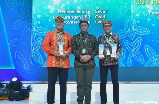 Dirut PT Semen Padang Indrieffouny Indra penghargaan pada ajang Environmental and Social Innovation Awards (ENSIA) 2024 di Bali, Rabu (31/7/2024). PT Semen Padang meraih 3 penghargaan pada puncak acara ENSIA 2024 tersebut.Ist