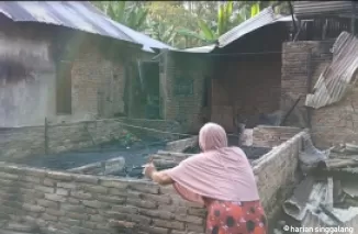 Satu unit rumah semi permanen di Korong Sungai Jilatang,  Nagari Campago Barat, Kecamatan V Koto Kampung Dalam, terbakar,  Jumat (26/7) dinihari. (agussuryadi)