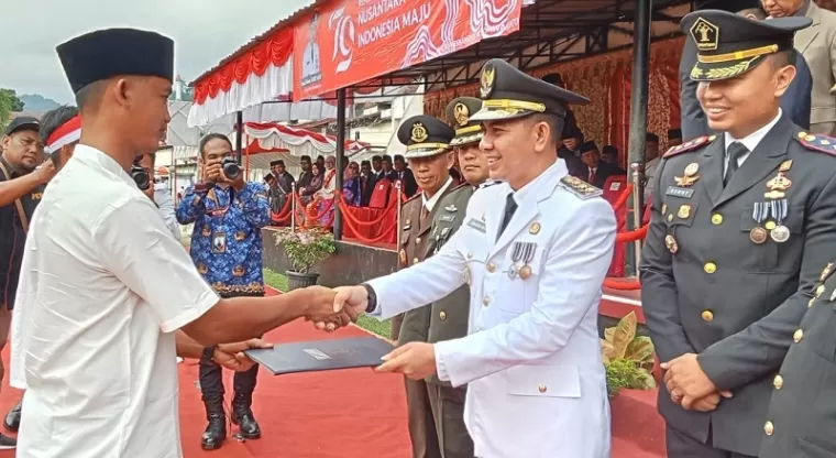 Narapidana Narkotika ini tengah menerima remisi yang diserahkan penjabat Walikota Sawahlunto Fauzan Hasan di dampingi Kalapas Narkotika Rommy Waskita Pambudi usai bendera merah putih dikibarkan di Lapangan Ombilin Sabtu (17/8).(armadison)