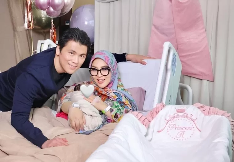 Kebersamaan Syahrini dengan anak pertama. (Foto: Instagram @princessyahrini)