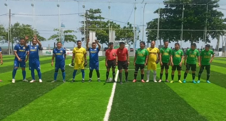 Salah satu pertandingan antara tim Lantamal II Padang (kiri) vs TNI AD di Lapangan Minni Soccer Saudagar Minang, Taplau Padang, Sabtu (3/8) lalu. (dede amri)