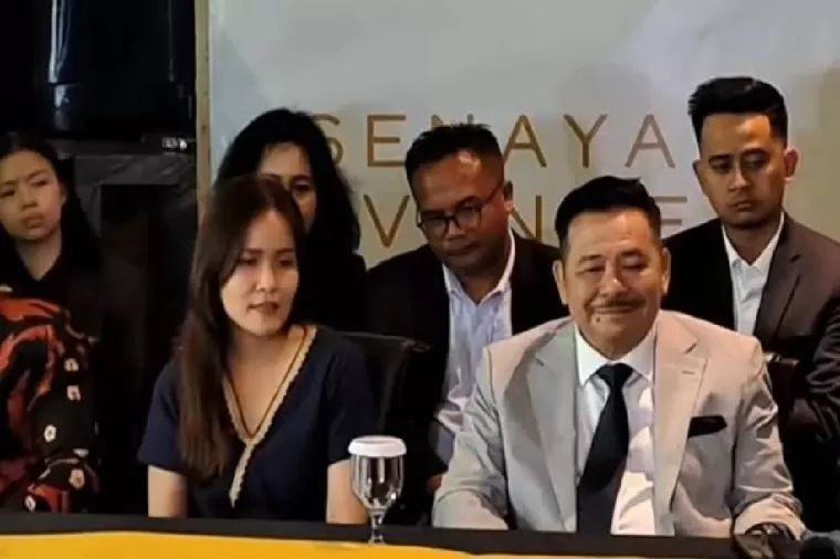 Jessica Kumala bersama pengacaranya Otto Hasibuan. (Foto: Ayo Bandung)