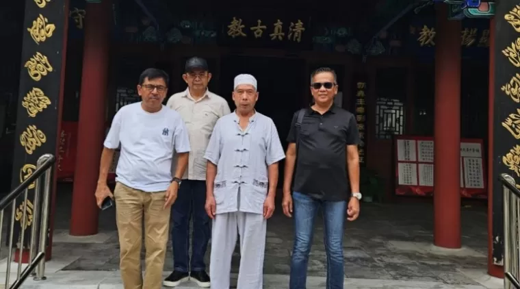 Ustad Ding Zijun di Masjid Qianmen, Beijing bersama tamunya dari Indonesia. (Foto izl)