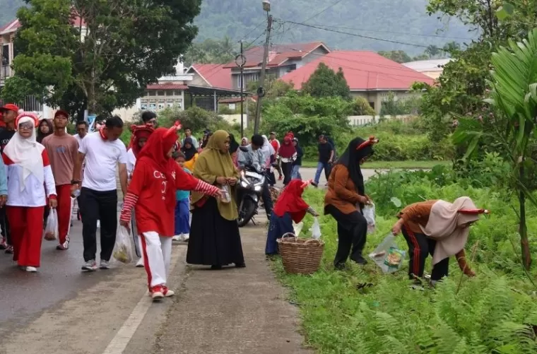 Sekitar 500 Warga Pesisir Selatan berjalan menyusuri sudut kota dan memungut sampah dalam rangka memperingati Hari Kemerdekaan Republik Indonesia yang ke-79.Ist