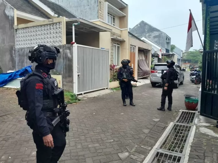 Tim Detasemen 88 Antiteror menangkap terduga teroris di kompleks Villa Syariah Bunga Tanjung Kav 34, Kelurahan Jeding, Kecamatan Junrejo, Kota Batu, Jawa Timur pada Rabu, 31 Juli 2024 malam. (Foto: Kompas.id)