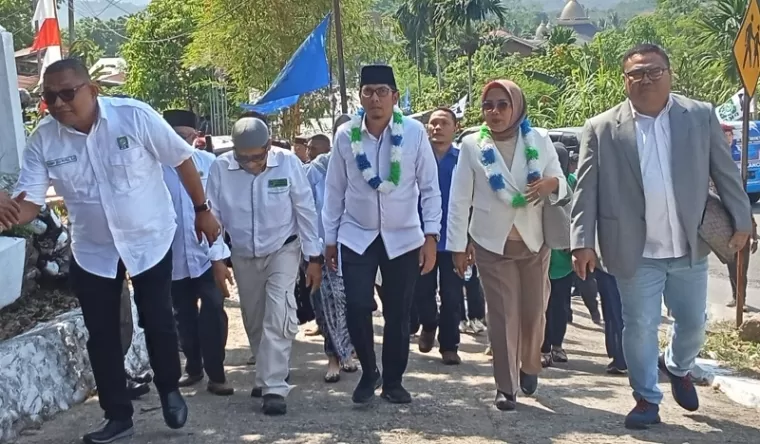 Pasangan bakal calon Deri Asta-Desni Seswinari tengah melangkah ke KPU Sawahlunto.(armadison)