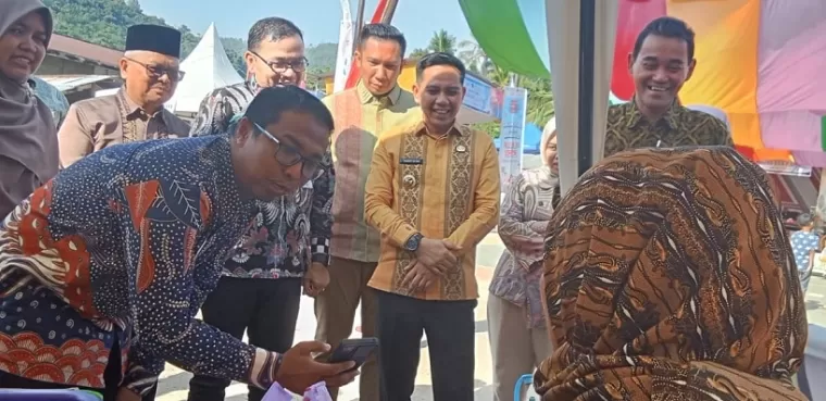 Penjabat Walikota Sawahlunto Fauzan Hasan, Kepala Divisi Pemasaran Bank Nagari Syafril, Pimpinan Bank Nagari Cabang Sawahlunto Rusdi dan Deputi Bank Indonesia Cabang Padang Dandy Indarto Seno, tengah berbelanja makanan di UMKM.(armadison)