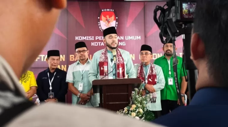 Fadly Amran sampaikan visi misi dan keterangan usai secara resmi mendaftar sebagai Bakal Calon Walikota Padang Bersama Bakal Calon Wakil Walikota Maigus Nasir didampingi Ketua Tim Sukses Desri Ayunda dan ketua-ketua partai pengusungnya.