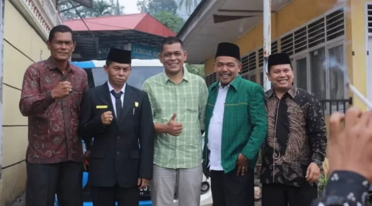 Dihantar Ratusan Warga, Zaiful Imran Dilantik jadi Anggota DPRD Tanah Datar