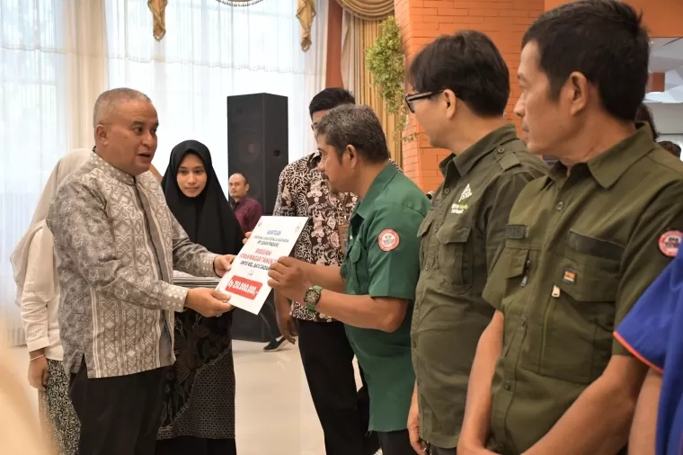 Direktur Keuangan &amp; Umum PT Semen Padang Oktoweri, simbolis menyerahkan dana forum nagari saat Launching Program Forum Nagari tahun 2024 di Wisma Indarung PT Semen Padang, Jumat (1/8/2024).Ist