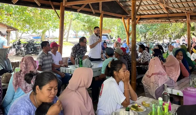 Fadly Amran saat bertemu dengan masyarakat Parupuak Tabiang, Kamis (29/8). (ist)