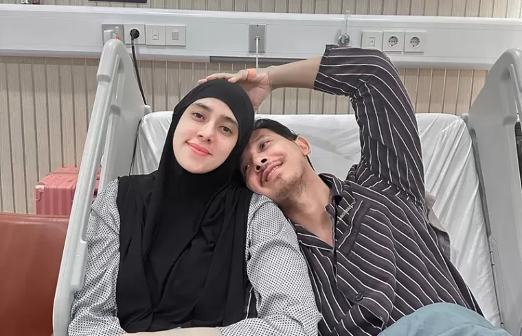 Fairuz A Rafiq menemani suami di rumah sakit. (Foto: Instagram @fairuzarafiq)