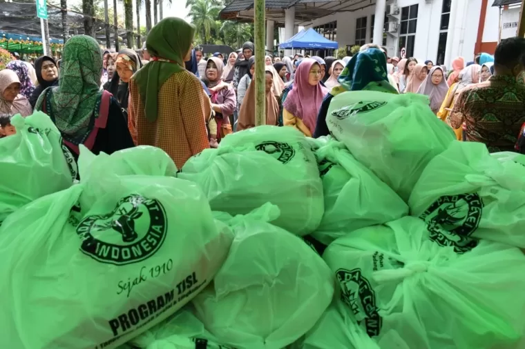 PT Semen Padang  menyalurkan sembako murah dan menggelar bazar UMKM selama dua hari, 7 s.d. 8 Agustus 2024, di Pelataran Parkir Gedung Serba Guna (GSG) PT Semen Padang.Ist