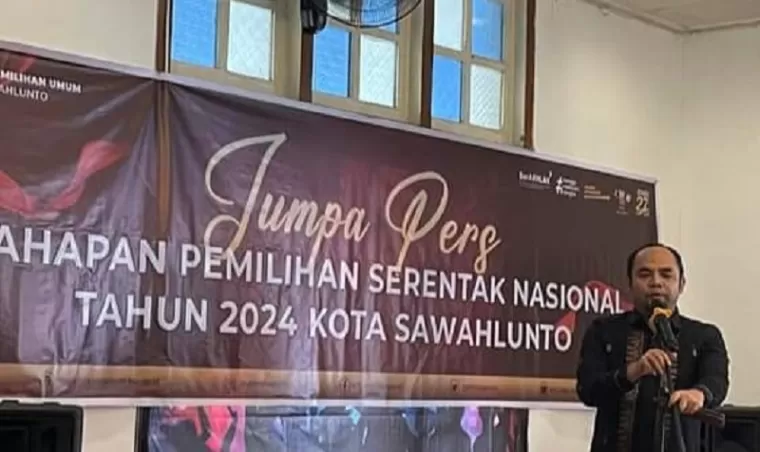 Ketua Komisi Pemilihan Umum Sawahlunto Hamdani tengah memberikan keterangan pers berkaitan dengan Pilkada Serentak 2024 di Hotel Parai.(armadison)