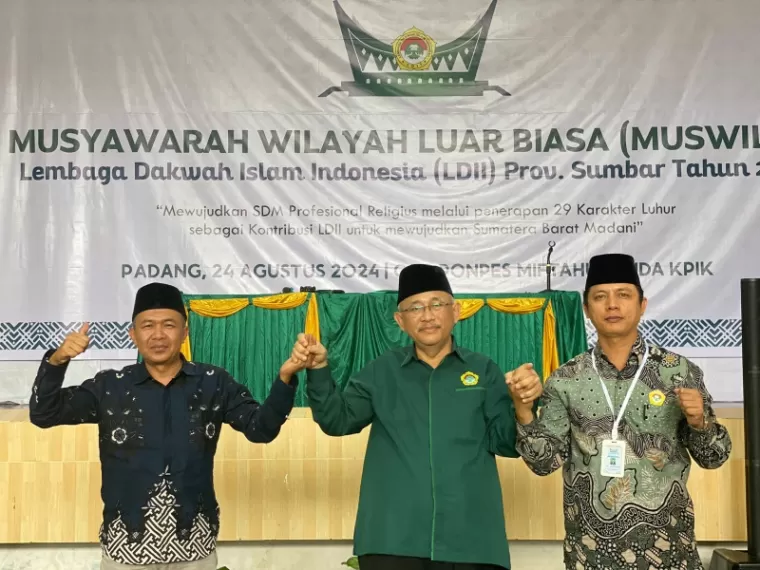 Ketua LDII Sumbar H Muchfiandi bersama Ketua Umum LDII KH. Chriswanto Santoso usai Muswilub LDII Sumbar. (Ist)