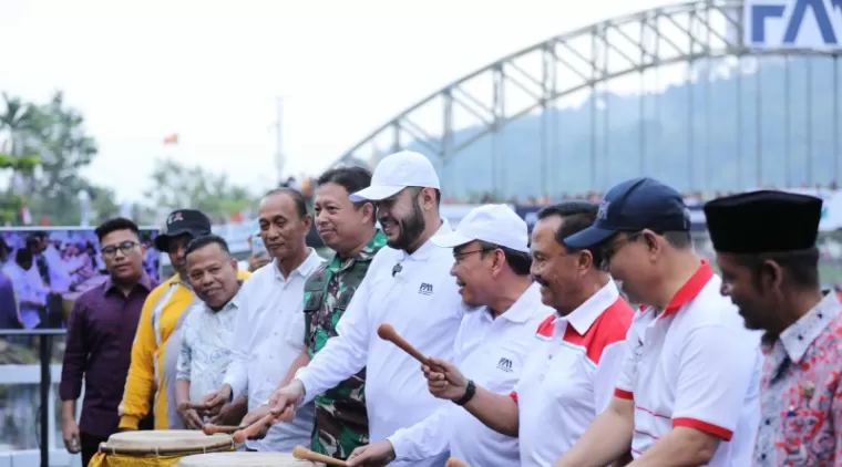 Fadly Amran bersama Maigus Nasir dan sejumlah tokoh menabuh tambua saat membuka kejuaraan selaju sampan bertajuk &quot;Fadly Amran Cup: Kejuaraan Terbuka Selaju Sampan Antar Klub se-Kota Padang 2024&quot; di Palinggam, Kamis (15/8).