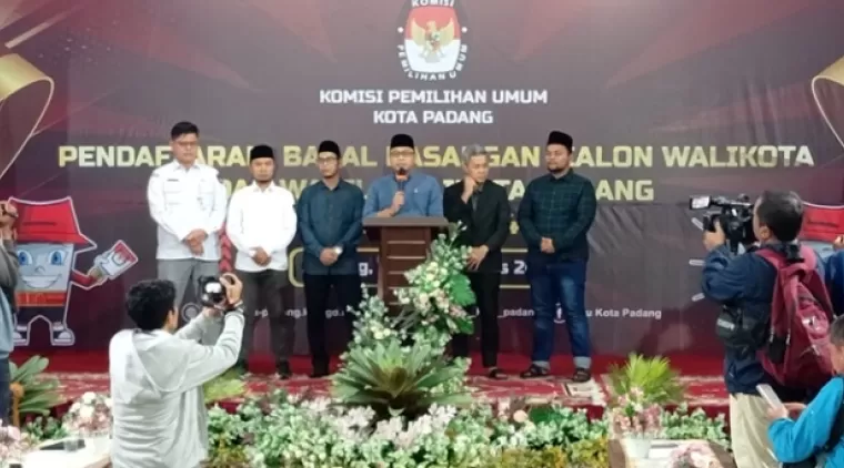 Ketua KPU Kota Padang Dorri Putra, didampingi empat komisioner lainnya Arset Kusnadi, Arianto, Jefri Hariyanto, Randy Adi Tama, dan Sekretaris KPU Padang Agustian, berikan keterangan usai menutup pendaftaran calon walikota dan wakil walikota Padang.