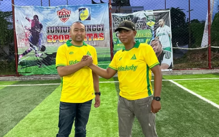 Kurniawan Putra (kanan) salam komando dengan Wagub Audy Joinaldy. (ist)