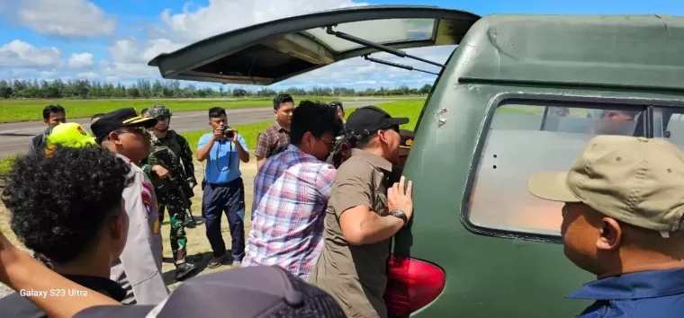 Jenazah Glen Malcolm Conning pilot helikopter milik PT Intan Angkasa Air Service dievakuasi dari distrik Alama, Kabupaten Mimika, Provinsi Papua Tengah ke RSUD Timika. (Foto: Cepos Online)