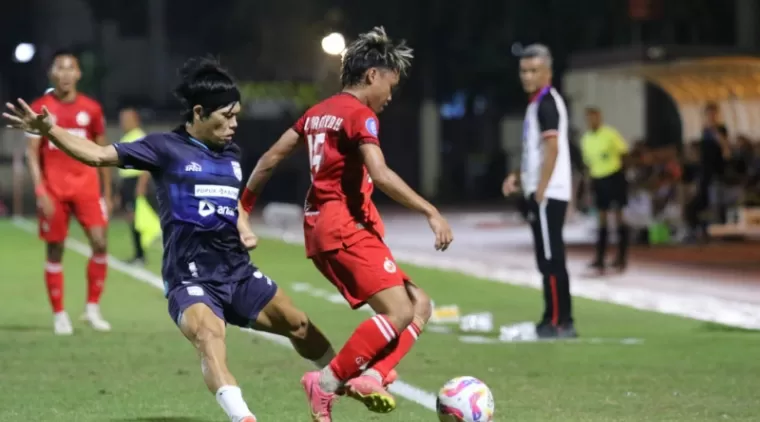 Firman Juliansyah dibayang-bayangi oleh Kei Hirose dalam laga Semen Padang FC vs Borneo FC dilaga pembuka Kabau Sirah pada Liga 1 musim 2024-2025 Senin (12/8) malam di Stadion STIK, Jakarta Selatan. (mo spfc)