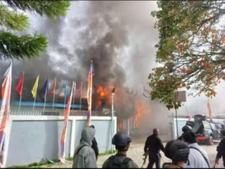 Pembakaran kantor KPU Papua Pengunungan. (Foto: RRI)