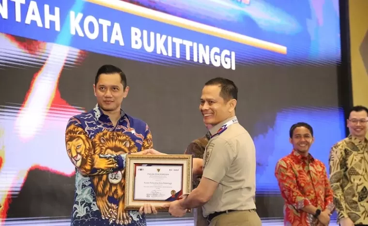 Penghargaan Wilayah Kerja Tertib Administrasi Berintegritas (WTAB) tahun 2024 dari Kementerian ATR/BPN diserahkan oleh Menteri ATR/BPN, Agus Harimurti Yudhoyono (AHY), kepada Kepala Kantor Pertanahan Bukittinggi, Rivaldi, pekan lalu di Hotel Bidakara, Jak