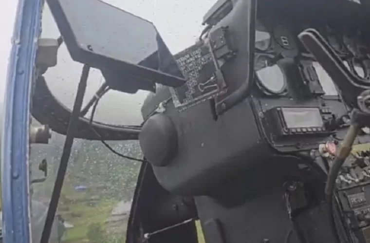 Bekas lubang peluru pada kokpit Helikopter IWN MD 500 ER PK yang dinakhodai pilot Glen Malcolm Conning ke Distrik Alama Kabupaten Mimika, Provinsi Papua Tengah. (foto: antHumas Satgas Operasi Damai Cartenz 2024)