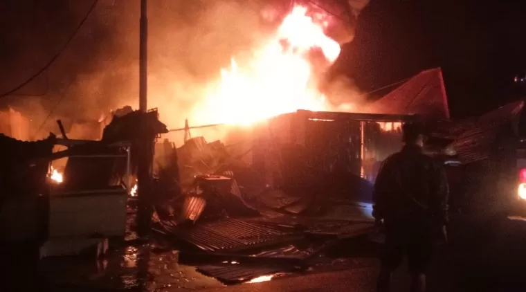 Kebakaran di Pasar Sungai Sariak, 10 Toko dan Rumah Hangus