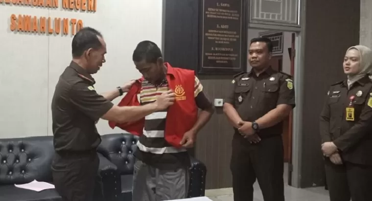 Kepala Kejaksaan Negeri Sawahlunto, Andarias D'Orney melepaskan rompi merah dari Roni Hendro Susilo sebagai bentuk keadilan restoratif.(armadison)