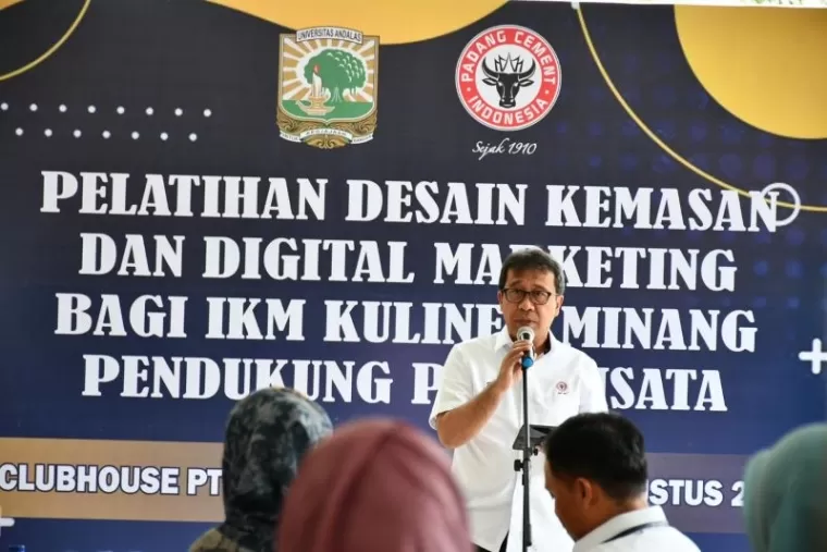 Direktur Operasi PT Semen Padang Pri Gustari Akbar Pelatihan Desain Kemasan dan Digital Marketing bagi Industri Kecil dan Menengah (IKM) Kuliner Minang Pendukung Pariwisata.Ist