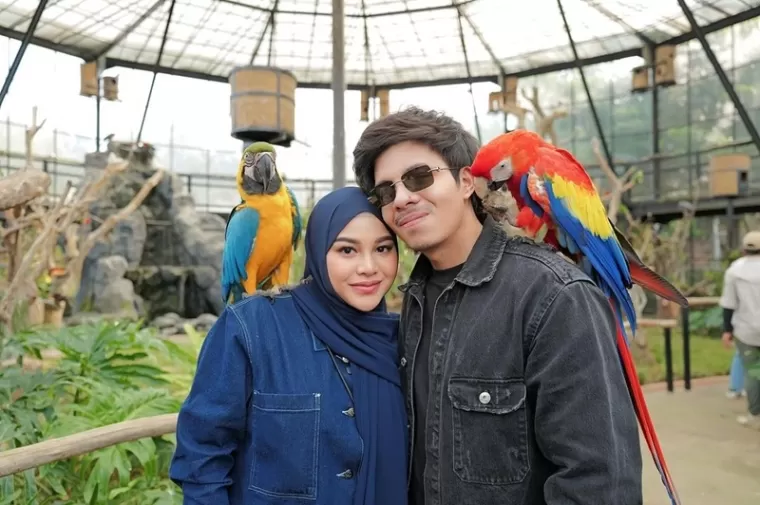 Atta Halilintar bersama sang istri, Aurel Ermansyah. (Foto: Instagram @attahalilintar)