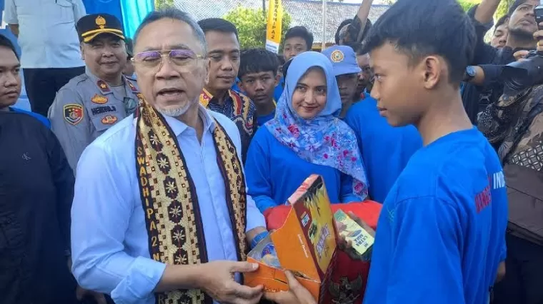 Mendag Zulhas uji coba makan bergizi gratis di Lampung. (Foto: Radar Disway)