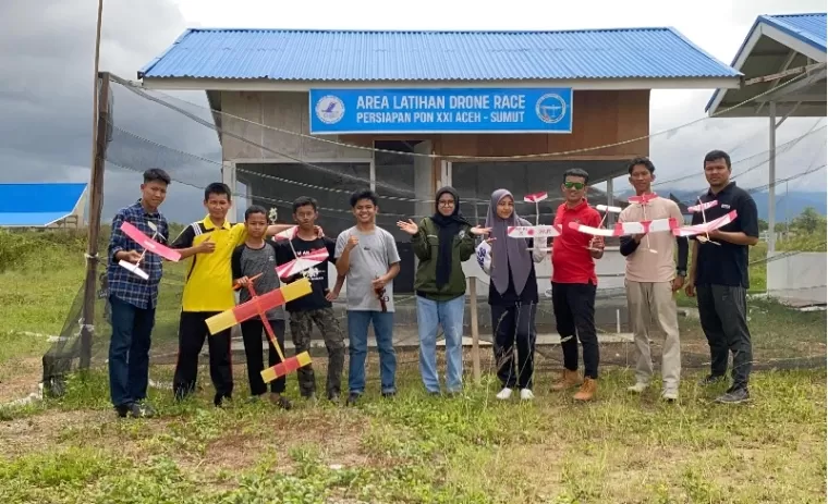 Peserta workshop dan lomba pesawat tenaga karet yang diadakan Sumbar Rubber Powered Aeoromodelling (SARUPO AERO) dalam rangka memeriahkan HUT RI ke 79. (ist)