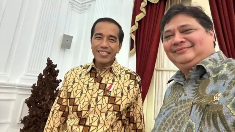 Jokowi bersama Airlangga Hartarto. (Foto: detik.com)