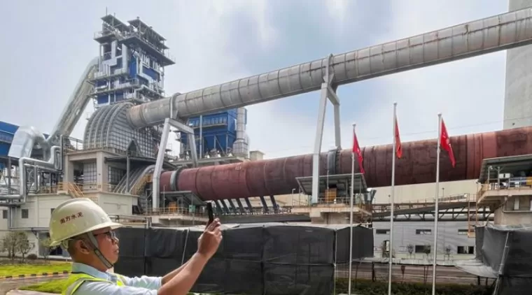 Dirut Semen Padang, Indrieffouny membuat video kiln Nanfang Cement